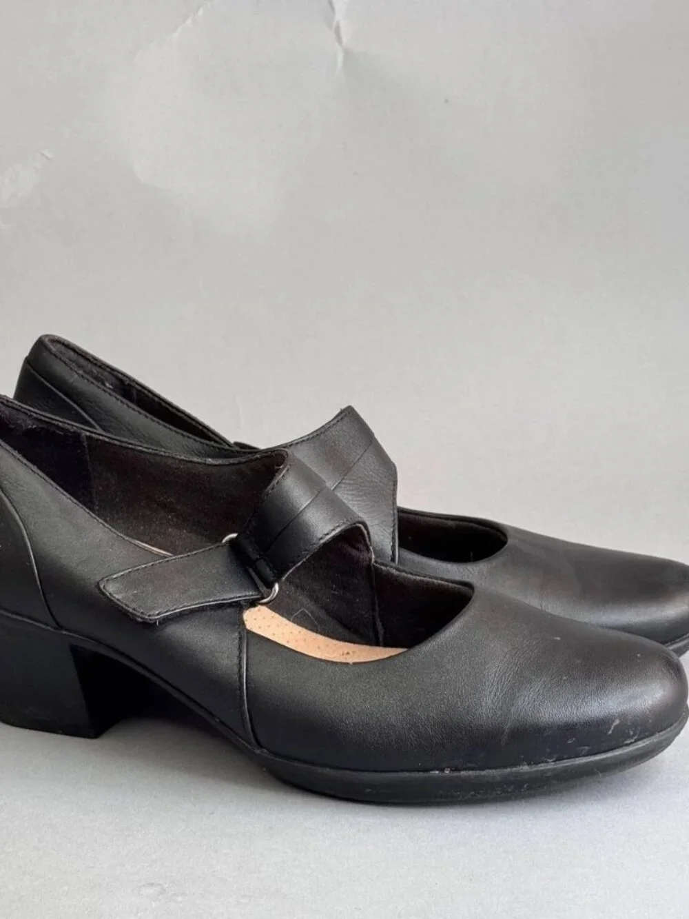 Clarks Emslie Lulin Women’s Hook & Loop Pump Heels – Black Leather – Size 8.5